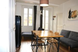 a living room with a table and a couch at Appartement Barcelonnette centre in Barcelonnette