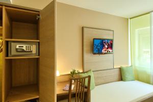 Televízia a/alebo spoločenská miestnosť v ubytovaní Hotel Mythos