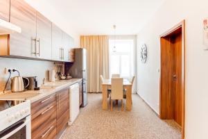 uma cozinha com uma mesa e uma sala de jantar em Euro Apartments Křenová 75 Brno em Brno