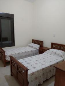 Habitación con 2 camas y TV. en Cabana Cala - Mirador de las sierras. in 