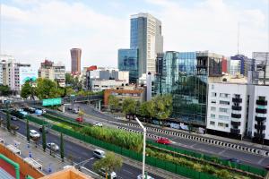 uitzicht op een stad met een snelweg en gebouwen bij Hotel Del Rey in Mexico-Stad