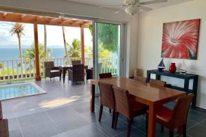a dining room with a table and a view of the ocean at Apartamento Condominio Vista Mare Samana in Santa Bárbara de Samaná