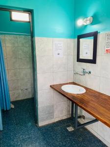 a bathroom with a sink and a shower at Hostel Trotamundos in San Juan