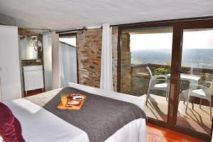ein Schlafzimmer mit einem Bett und einem Tablett mit Essen drauf in der Unterkunft Casa D’ Santiago in Monsaraz