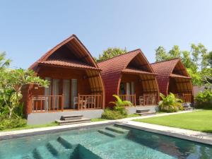 una casa con piscina frente a ella en Nyang - Nyang Bungalow Uluwatu, en Uluwatu