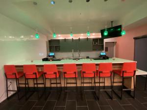 Holiday Inn & Suites Bothell an IHG Hotel廚房或簡易廚房