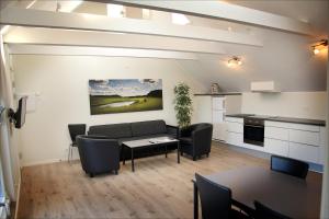 Stenild的住宿－Volstrup Apartments，客厅配有沙发和桌子