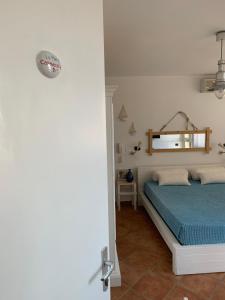a bedroom with a bed and a mirror on the wall at B&B Casavecchia in Gallipoli