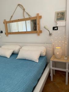 ガリポリにあるB&B Casavecchiaのベッドルーム(ベッド1台、ランプ、テーブル付)