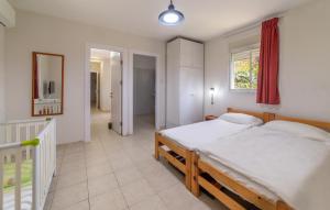 Mizra‘的住宿－Mizra Guest House，一间卧室设有一张大床和一个走廊
