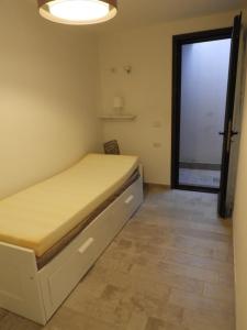 una camera da letto con un letto e una grande finestra di Baby House Calasetta - IUN P5263 a Calasetta
