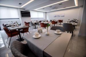 A restaurant or other place to eat at Dovv Hotel Busıness