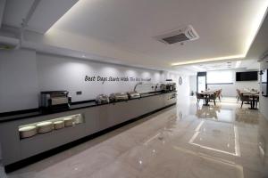 A restaurant or other place to eat at Dovv Hotel Busıness