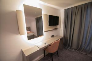 A television and/or entertainment centre at Dovv Hotel Busıness