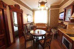 Apartamenty Klejnot Sopotu في سوبوت: مطبخ مع طاولة وكراسي في غرفة