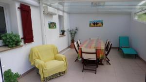 uma sala de jantar com mesa e cadeiras em Appartement en rez de chaussee de maison em Espelette
