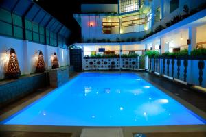 Kizhake ChālakudiAthirappilly Polaris Resort的一座大楼里的一个大型游泳池