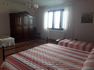 um quarto com 2 camas e uma janela em Al dolce dormire em San Marco dei Cavoti
