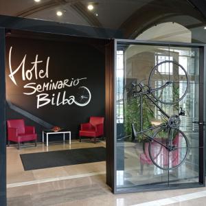 un vélo est exposé dans une fenêtre dans l'établissement Hotel Seminario Aeropuerto Bilbao, à Derio