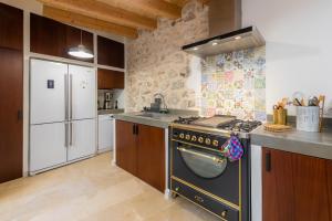 A kitchen or kitchenette at Casa Abeurador, con mucho encanto en el centro de Artà Még 36 kép
