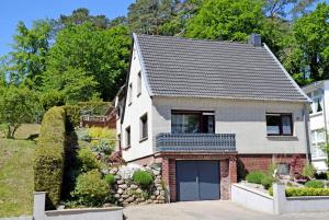 une maison blanche avec un garage dans l'établissement Ferienwohnung Hanna, à Sellin 14 autres photos