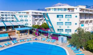 Bazén v ubytování Miarosa Kemer Beach nebo v jeho okolí