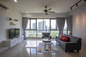 依斯干達公主城的住宿－Iskandar Residences 2BR 5pax 5 mins Legoland Wi-Fi Sky Pool 360，带沙发和电视的客厅