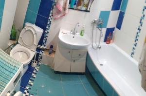 ヨシュカル・オラにあるApartment on Stroiteley streetのバスルーム(トイレ、洗面台、バスタブ付)