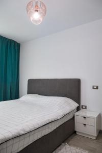 Un pat sau paturi într-o cameră la Vibe Apartment- Spa n Pools beach resort +25 fotografii