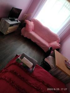 ヨシュカル・オラにあるKOMFORT около набережнойのベッド2台と窓が備わる客室です。