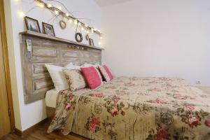 a bedroom with a bed with pink pillows at flat-all 81 Rustic однокомнатная квартира до 5 мест рядом ТРЦ "Галерея Чижова" in Voronezh