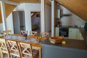 een keuken met een tafel met stoelen en een aanrecht bij Ferienwohnung Andermann in Neukirchen