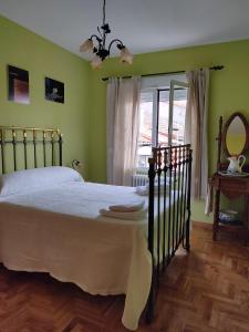 a bedroom with a large bed and a window at Casa Rubén Darío in Villarejo del Valle