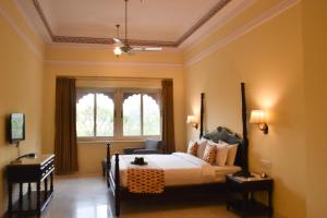 Umaid Palace - A Lakeside Resort - 25 minutes from Mehandipur Balaji - 20 minutes from Chand Baori Stepwell Abhaneri & 40 minutes from Bhangarh Fort客房内的一张或多张床位