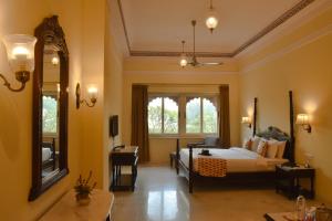 Umaid Palace - A Lakeside Resort - 25 minutes from Mehandipur Balaji - 20 minutes from Chand Baori Stepwell Abhaneri & 40 minutes from Bhangarh Fort客房内的一张或多张床位