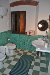 Casa Marelli في كاستيلموتْسْيو: حمام دورتين مياه وبلاط اخضر وابيض