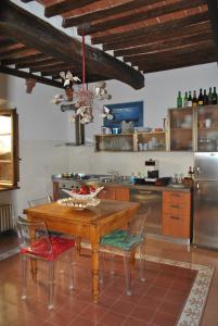 Casa Marelli في كاستيلموتْسْيو: مطبخ مع طاولة خشبية وبعض الكراسي