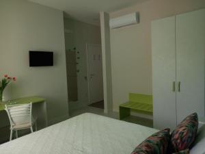 Μια τηλεόραση ή/και κέντρο ψυχαγωγίας στο B&B L'Abbraccio