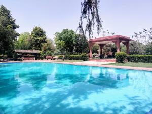 Umaid Palace - A Lakeside Resort - 25 minutes from Mehandipur Balaji - 20 minutes from Chand Baori Stepwell Abhaneri & 40 minutes from Bhangarh Fort内部或周边的泳池