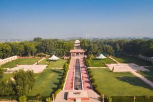 Umaid Palace - A Lakeside Resort - 25 minutes from Mehandipur Balaji - 20 minutes from Chand Baori Stepwell Abhaneri & 40 minutes from Bhangarh Fort外面的花园