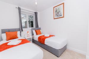 Llit o llits en una habitació de Burnham House - LABRAD HOMES