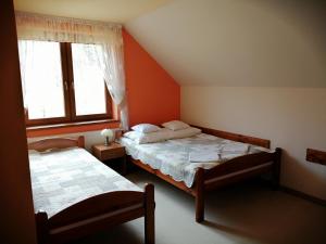 Łóżko lub łóżka w pokoju w obiekcie Pokoje Gościnne Pod Wysotą
