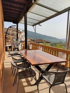 a wooden table and chairs on a balcony at Casa Rubén Darío in Villarejo del Valle