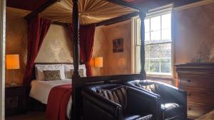 
A bed or beds in a room at The Old Orleton Inn
