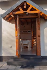 an open patio with a table and a dining room at pod lipą in Ustka