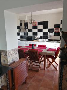 cocina con mesa de comedor y sillas en Varandas da Serra II, en Vila Franca de Xira