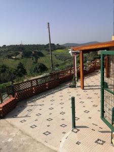 a building with a roof with a view of a valley at Varandas da Serra II in Vila Franca de Xira