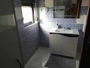 a bathroom with a sink and a mirror at Varandas da Serra II in Vila Franca de Xira