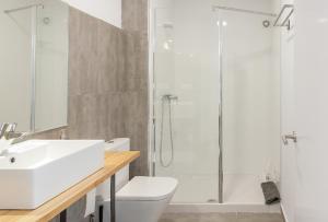 Un baño con ducha, inodoro y lavabo. en Al Aire Del Mar, en San Vicente de la Barquera 37 fotos más