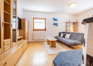 een woonkamer met een bank en een tafel bij Appartement Marlenka in Umhausen
